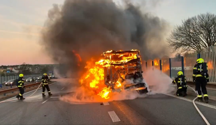 Na rychlostce u Chrastavy hořel autobus, zhruba 30 cestujících vystoupilo včas