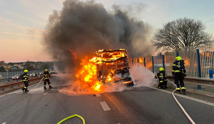 Na rychlostce u Chrastavy hořel autobus, zhruba 30 cestujících vystoupilo včas