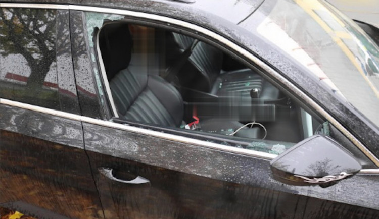 Rozbíjel okna aut a bral, co našel. Muž skončil ve vazbě