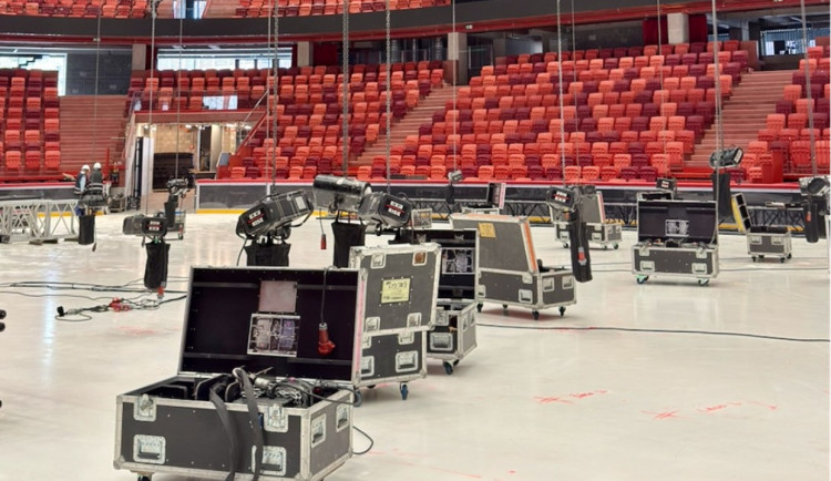 FOTO: Horácká aréna se chystá na sobotní show. Do města má přinést 50 miliard korun