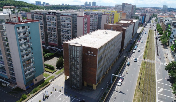 Prahy 10 chce prodat bývalou radnici a KC Eden. Má dostat přes miliardu