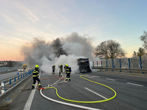 Na rychlostce u Chrastavy hořel autobus, zhruba 30 cestujících vystoupilo včas
