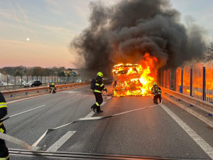 Na rychlostce u Chrastavy hořel autobus, zhruba 30 cestujících vystoupilo včas