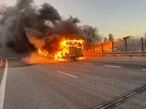 Na rychlostce u Chrastavy hořel autobus, zhruba 30 cestujících vystoupilo včas