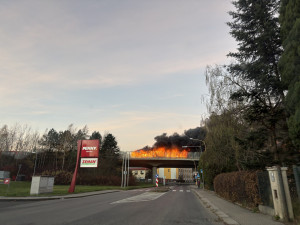 Na rychlostce u Chrastavy hořel autobus, zhruba 30 cestujících vystoupilo včas