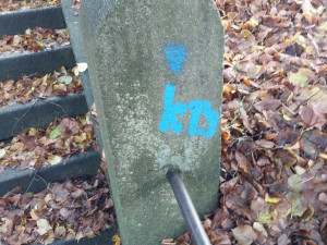 Vandal posprejoval okolí kostela v Železném Brodě. Pátrá po něm policie