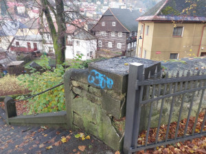 Vandal posprejoval okolí kostela v Železném Brodě. Pátrá po něm policie