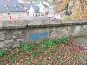 Vandal posprejoval okolí kostela v Železném Brodě. Pátrá po něm policie