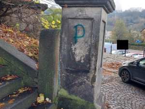 Vandal posprejoval okolí kostela v Železném Brodě. Pátrá po něm policie