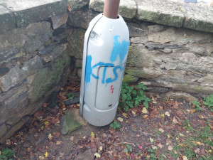 Vandal posprejoval okolí kostela v Železném Brodě. Pátrá po něm policie