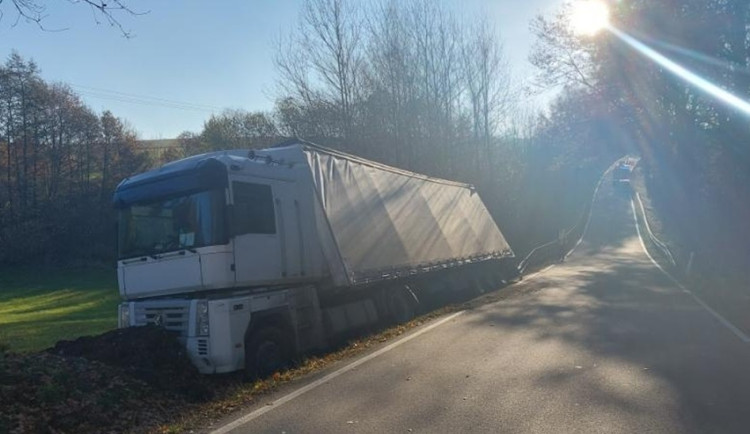 Řidič kamionu s blokovaným řidičákem naboural, když se vyhýbal autu v protisměru