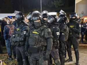 Zásah tří stovek příslušníků vězeňské služby v rýnovické věznici. Našli mobily i nůž