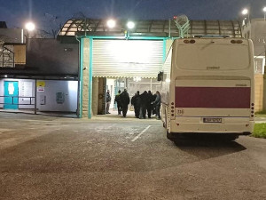 Zásah tří stovek příslušníků vězeňské služby v rýnovické věznici. Našli mobily i nůž