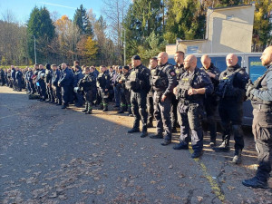 Zásah tří stovek příslušníků vězeňské služby v rýnovické věznici. Našli mobily i nůž