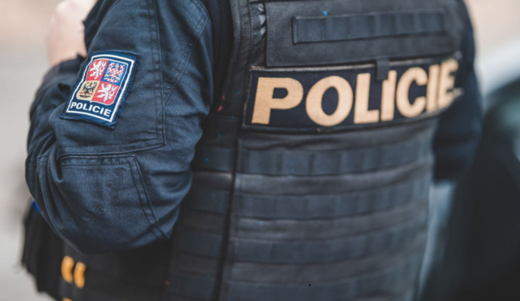 Policie varuje před podvody: Jak se chránit před falešnými policisty a pracovníky bank?