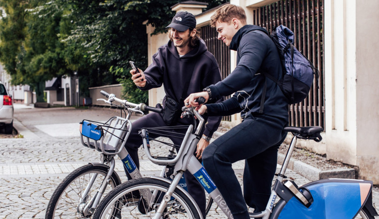 Sdílená kola v Jičíně budou jezdit i v dalších letech. Minimálně do roku 2030