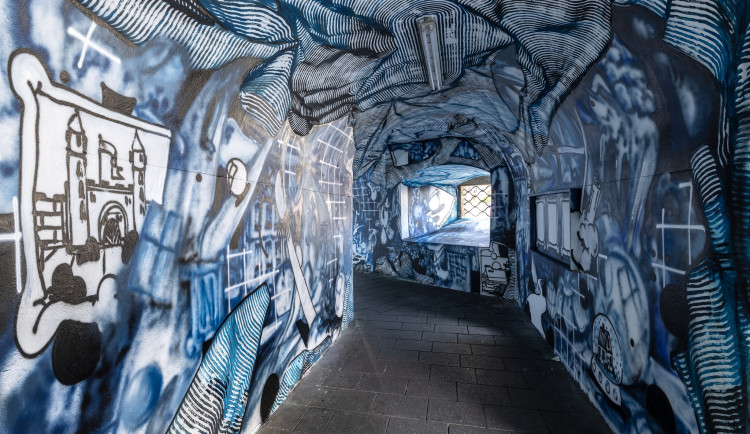 Lomená galerie se proměnila. Nové malby vytvořil umělec z Rakouska