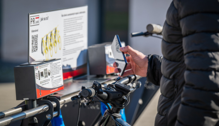Karviná jako první v Česku zavedla stojan na kola, který funguje pomocí QR kódu