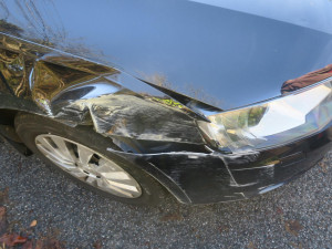 Nehoda na námraze před známým pekařstvím. Řidička dostala smyk, narazila do sloupu