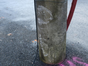 Nehoda na námraze před známým pekařstvím. Řidička dostala smyk, narazila do sloupu