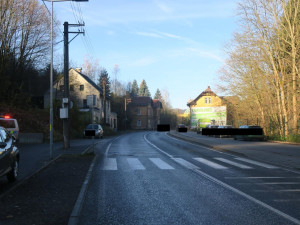 Nehoda na námraze před známým pekařstvím. Řidička dostala smyk, narazila do sloupu