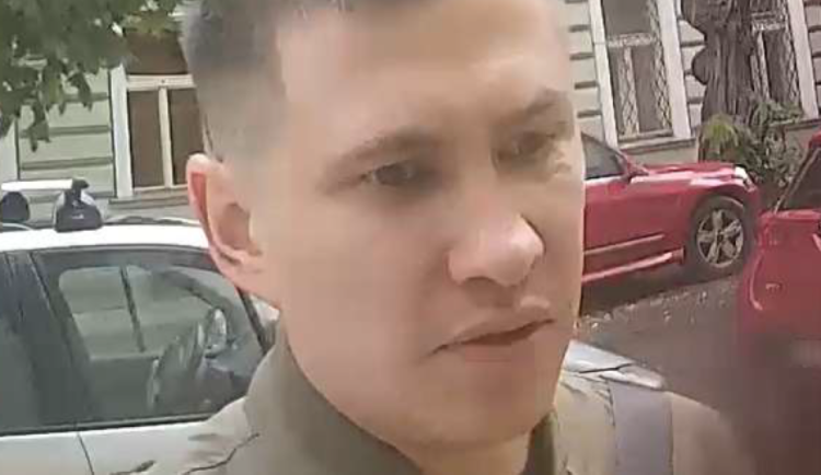 Šmejdi obrali ženu z Olomoucka. Policie pátrá po muži, který vybíral ukradené peníze