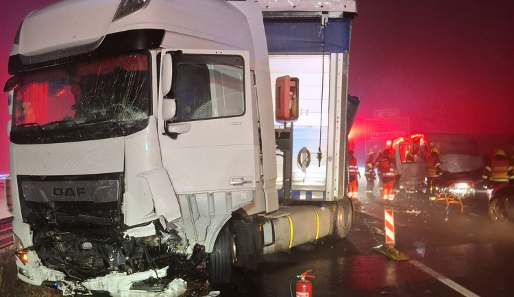 Smrtelná kolize v mlze. Hromadná nehoda blokovala D35 u Olomouce dvanáct hodin
