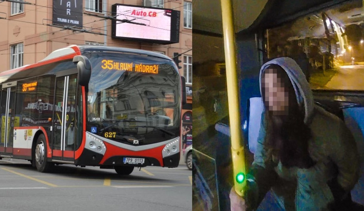 Řidiči autobusu neuniklo podivné chování školačky, která cestovala nočním spojem