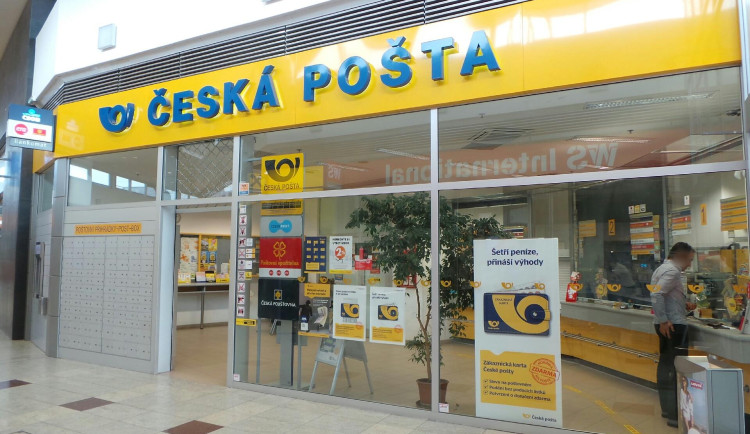 Muž z Brna ztratil nervy na poště, nešel mu vyzvednout balík. Rozbil terminál