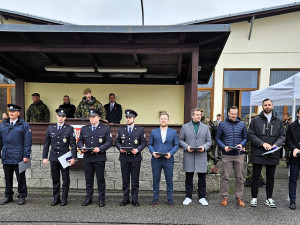 Záchrana života nebo služba pacientům. Hejtman vyznamenal zdravotníky, hasiče i civilisty