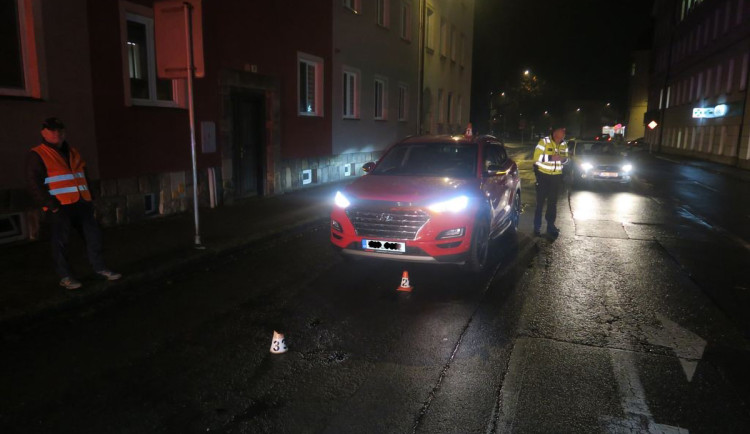 Bouračka 10 metrů od přechodu. Chodkyni po střetu odvezla sanitka
