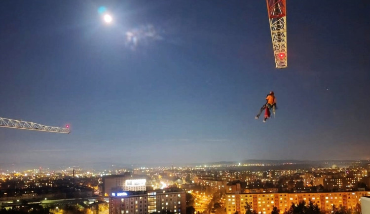 VIDEO: Hasiči zachraňovali jeřábníka a sebevraha z výšky pětapadesát metrů. Šlo o náročné cvičení