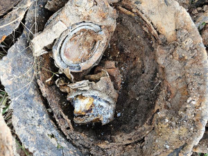 Nález na Frýdlantsku. Dělníci vykopali německé helmy a zbraně