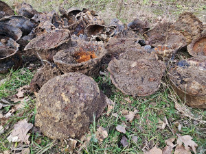 Nález na Frýdlantsku. Dělníci vykopali německé helmy a zbraně