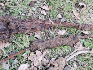 Nález na Frýdlantsku. Dělníci vykopali německé helmy a zbraně