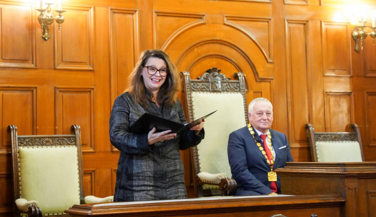 Ředitelka DFXŠ Linda Hejlová Keprtová při čtení řeči u příležitosti udělení Medaile města Liberec herečce DFXŠ Markétě Tallerové 6. listopadu 2025.