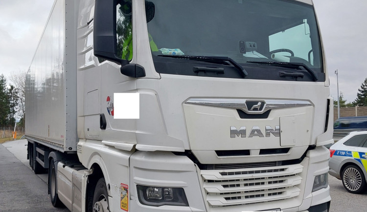 VIDEO: Cizinec na dálnici naboural a málem převrátil kamion, měl přes jednu promile