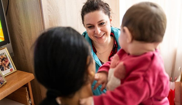 Mladá maminka má na měsíc dva a půl tisíce korun, potřebuje pro dceru pediatra