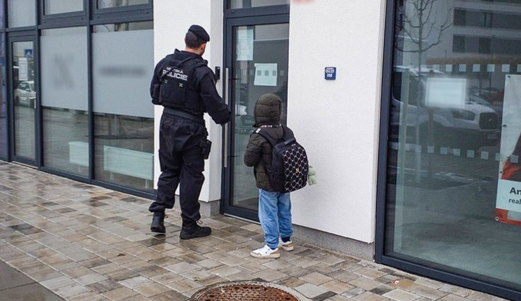 Zoufalý chlapec brečel před zavřenou školou. Rodina si neuvědomila, že byl svátek