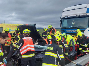 Tragická nehoda u Hrádku. Střet auta s nákladním vozem nepřežil řidič