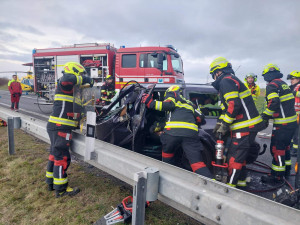 Tragická nehoda u Hrádku. Střet auta s nákladním vozem nepřežil řidič