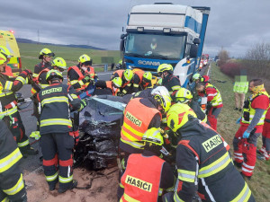 Tragická nehoda u Hrádku. Střet auta s nákladním vozem nepřežil řidič