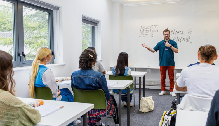 Češi se dle indexu znalosti angličtiny v roce 2025 zlepšili, přesto zůstávají angličtináři druhé kategorie