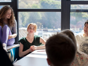 Češi se dle indexu znalosti angličtiny v roce 2025 zlepšili, přesto zůstávají angličtináři druhé kategorie