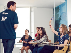 Češi se dle indexu znalosti angličtiny v roce 2025 zlepšili, přesto zůstávají angličtináři druhé kategorie