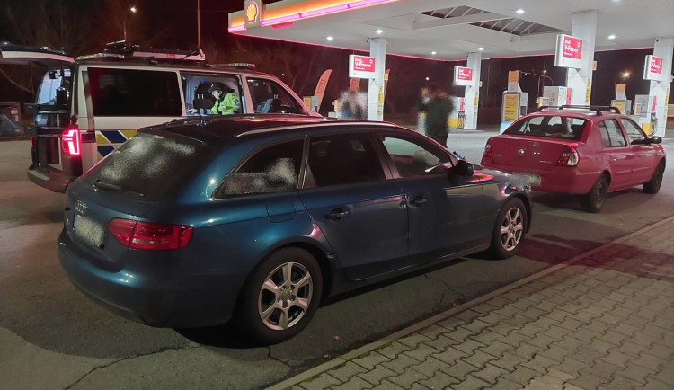 Mladá řidička na benzínce nacouvala do auta. Nadýchala tři promile