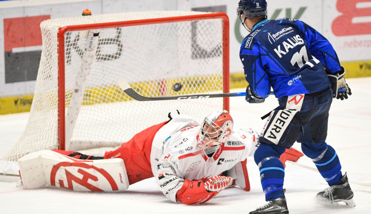 Vítkovice těsně vyhrály i druhé derby, Třinec srazil Zdráhal