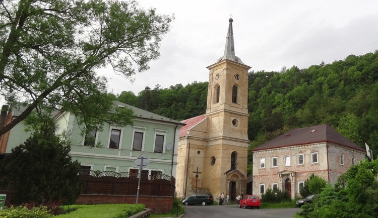 Kyselka pokračuje v opravách vitráží v kostele Sv. Václava v Radošově