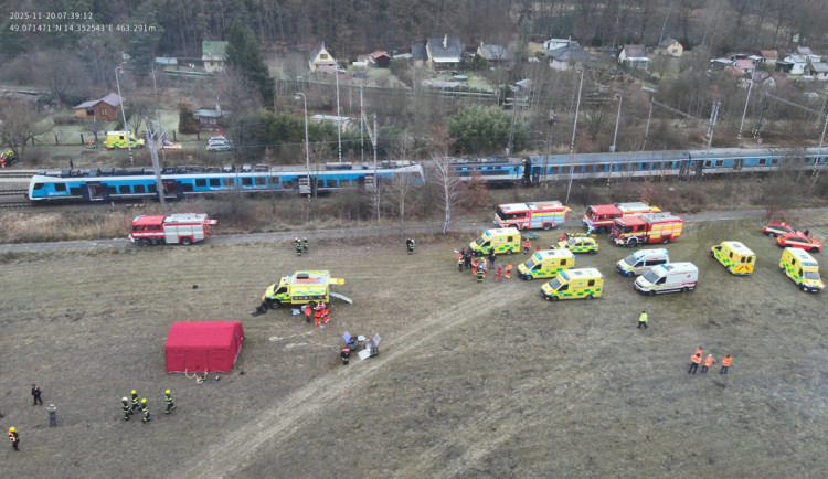 Vlak nejspíš projel návěstidlo stůj. Trať, kde se vlaky srazily, nemá zabezpečovací systém