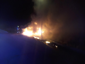 Noční požár ve Vratislavicích. Dodávka zcela shořela